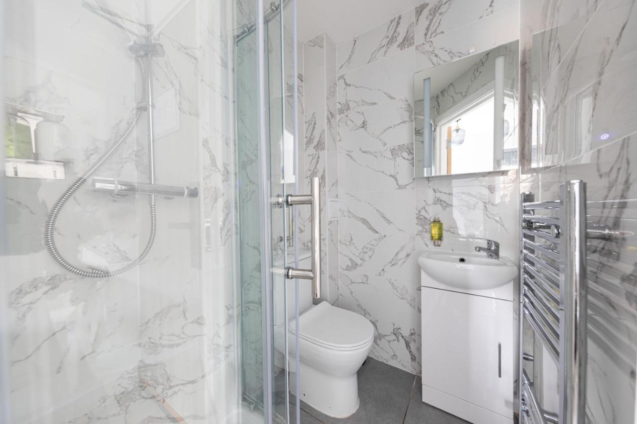 Functional Double With An Ensuite Toilet And Shower Near Tube And Bus Stations Londra Dış mekan fotoğraf